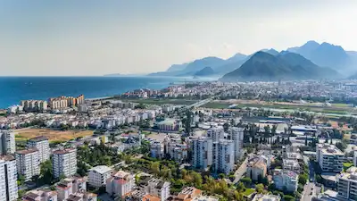 KONYAALTI GÜRSU DENİZKENT SİTESİ’NDE GÜNEY-DOĞU CEPHELİ 1+1 BAHÇE KATI DAİRE