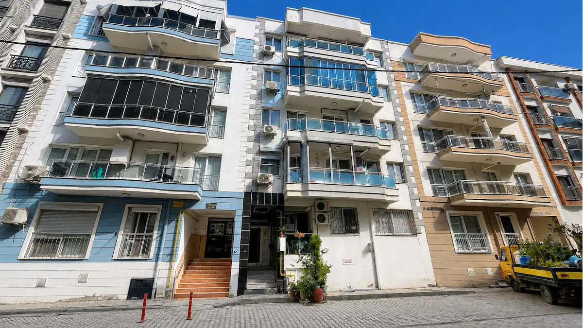 KARŞIYAKA YALI MAHALLESİNDE ÖZEL TASARIMLI ASANSÖRLÜ 2+1  SATILIK DAİRE  