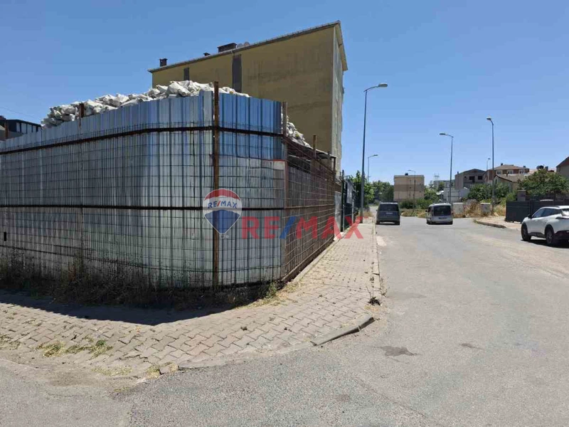 ATAŞEHİR FERHATPAŞA'DA KÖŞE PARSEL KONUT+TİCARİ SATILIK ARSA