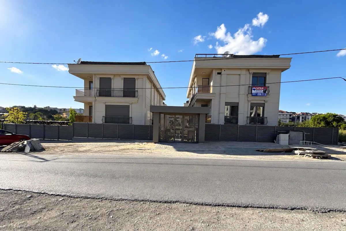 YAŞAM VADISI 5. ETAPA KOMŞU SITE IÇERISINDE SATILIK 5+2 SIFIR VILLA