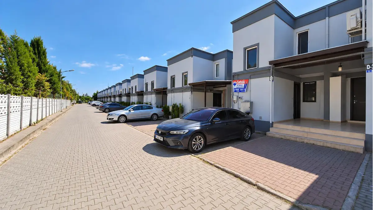 KARTEPE KÖSEKÖY'DE GENİŞ BAHÇE KULLANIM ALANLI 2+1 SATILIK DUBLEKS DAİRE