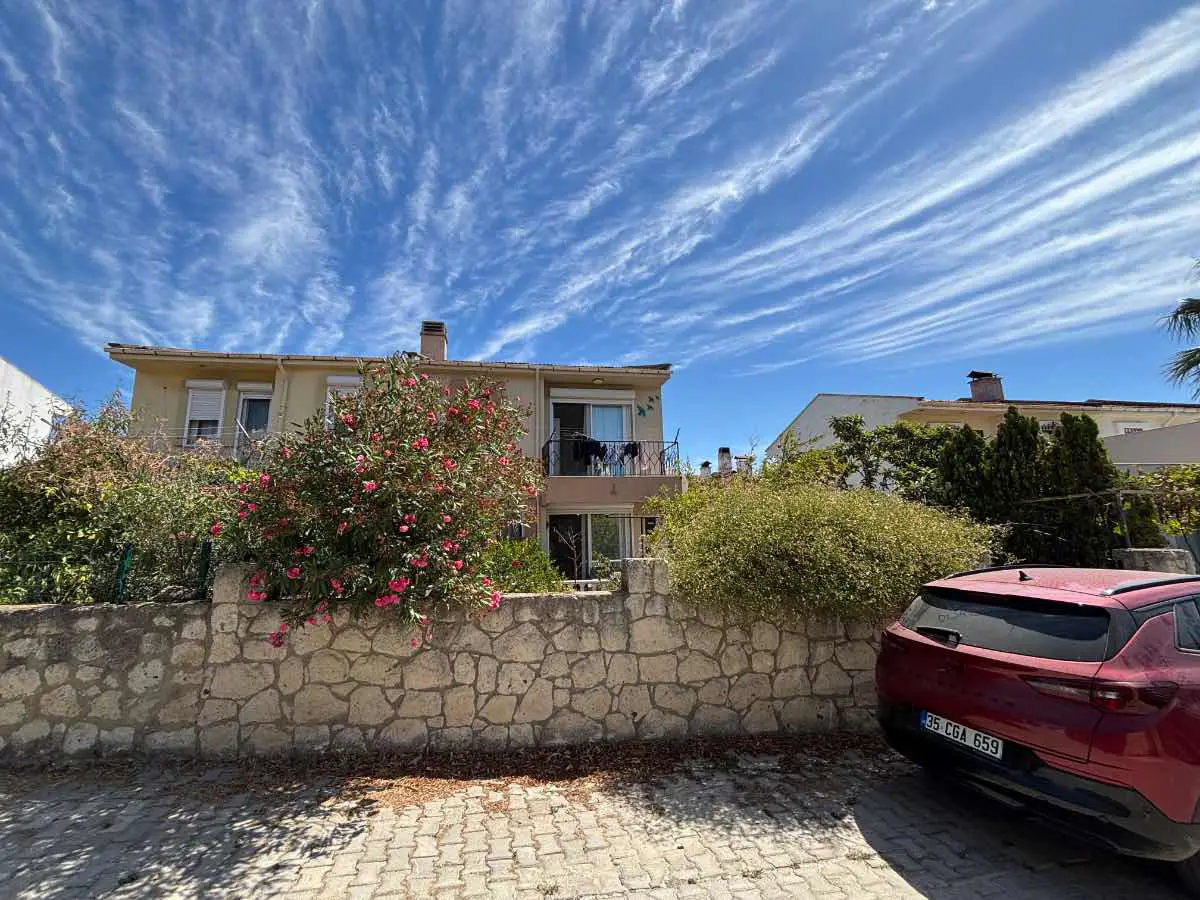 ALAÇATI PETEK EVLERİ’NDE 3+1, 230 M² BRÜT, GÜNEY-BATI CEPHELİ SATILIK VİLLA
