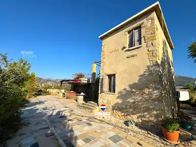 GAZİMAĞUSA KÜÇÜKERENKÖYDE 1700 METREKARE İÇİNDE KAÇIRILMAYACAK FIRSAT TAŞ EV