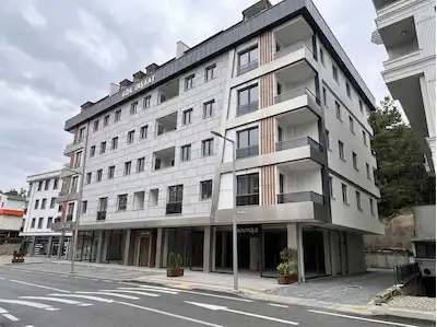 ÇEKMEKÖY MERKEZ MAHALLESİNDE GENİŞ CEPHELİ KİRALIK KÖŞE MAĞAZA