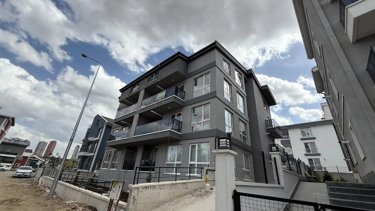 İNCEK'TE GÜNCEL KİRACILI SATILIK 1+1 DAİRE