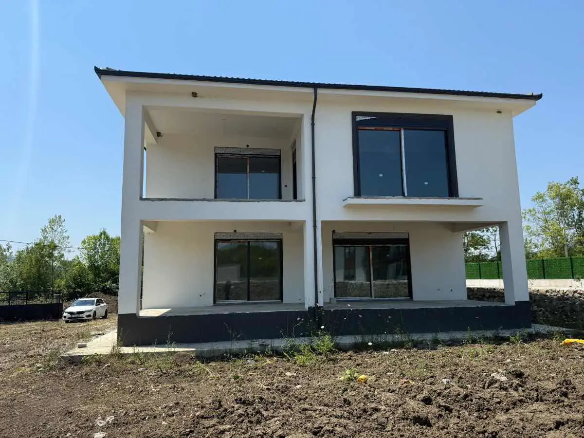 GÜMÜŞOVA YEŞILYAYLA'DA TAM MÜSTAKIL 830 M2 ARSALI SATILIK VILLA