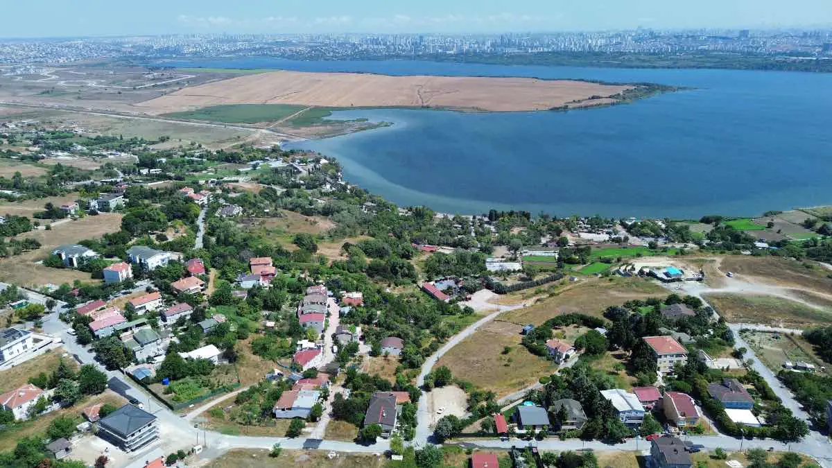 AVCILAR FİRÜZKÖY'DE GÖL MANZARALI HAVUZLU VİLLA