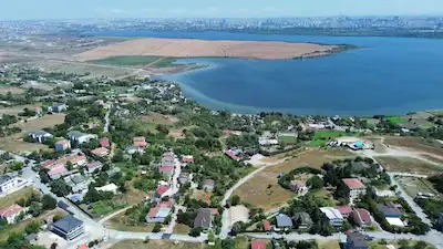 AVCILAR FİRÜZKÖY'DE GÖL MANZARALI HAVUZLU VİLLA