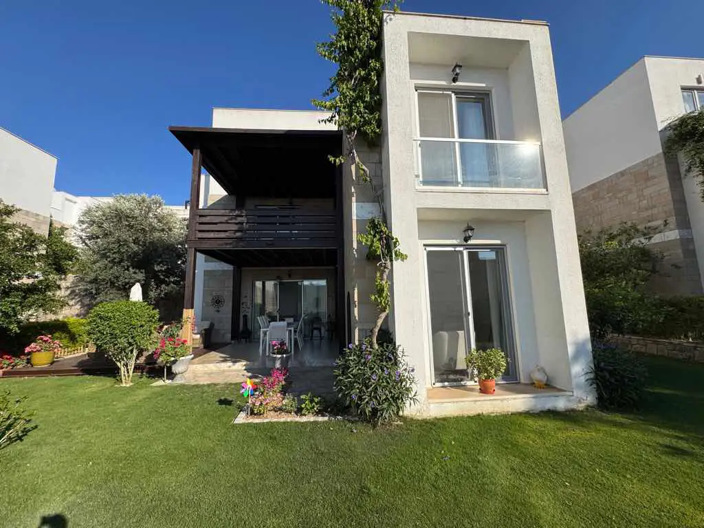 BODRUM GÜNDOĞANDA DENİZ MANZARALI HAVUZLU SİTEDE TAM MÜSTAKİL 4+1 KİRALIK VİLLA