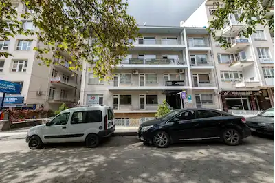  KAVAKLIDERE KIZILIRMAK CADDESİ'NDE AÇIK OTOPARKLI KİRALIK 2+1 OFİS