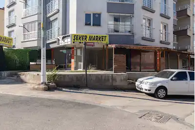 ERYAMAN ŞEKER'DE GENİŞ VİTRİNLİ SATILIK DEPOLU DÜKKAN