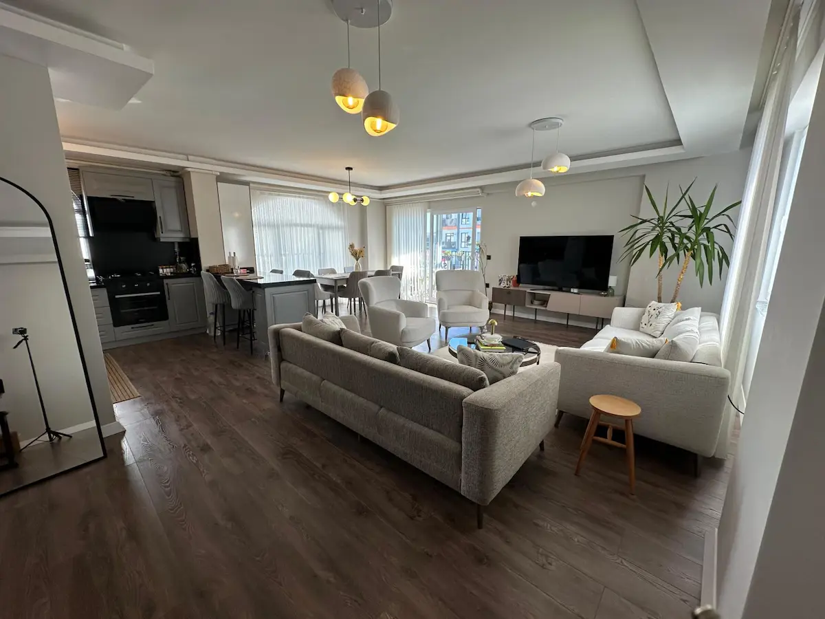 CUMHURİYET MAHALLESİ’NDE MODERN TASARIMLI, GENİŞ TERASLI 170 M² ÇATI DUBLEKSİ