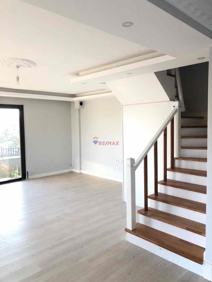 ŞARKÖY ERİKLİCEDE DENİZ MANZARALI 400M İKİZ TRİPLEX VİLLA