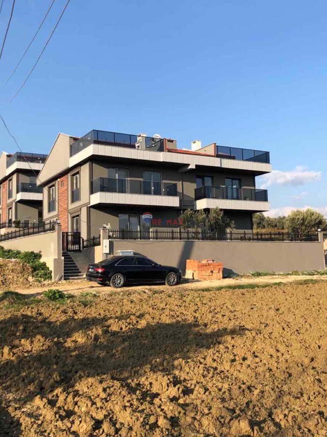 ŞARKÖY ERİKLİCEDE DENİZ MANZARALI 400M İKİZ TRİPLEX VİLLA