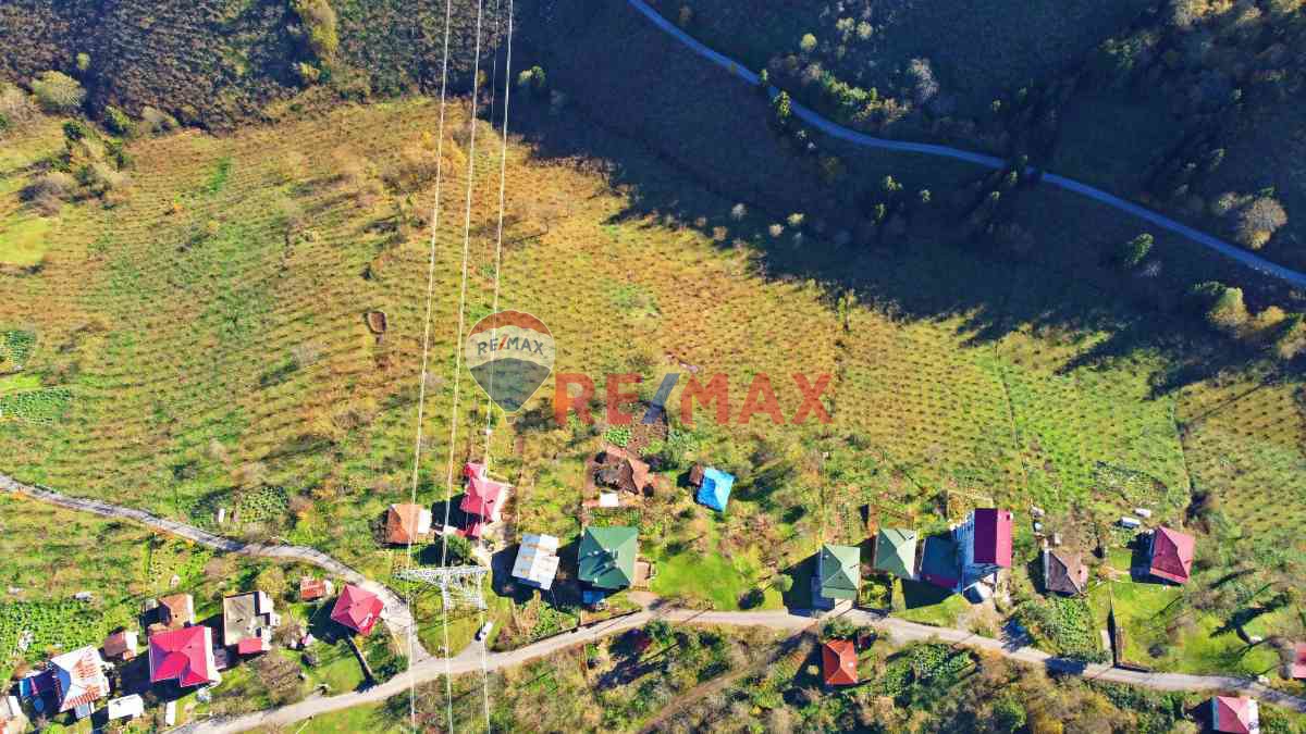 YEŞİLYURT MAHALLESİNDE İÇERİSİNDE EVİ OLAN ARAZİMİZ SATILIKTIR