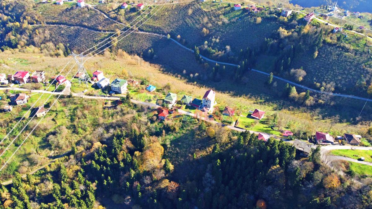 YEŞİLYURT MAHALLESİNDE İÇERİSİNDE EVİ OLAN ARAZİMİZ SATILIKTIR