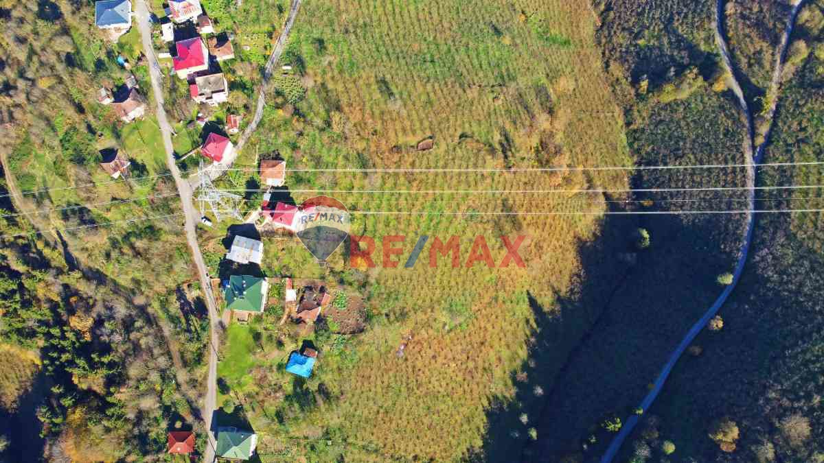 YEŞİLYURT MAHALLESİNDE İÇERİSİNDE EVİ OLAN ARAZİMİZ SATILIKTIR