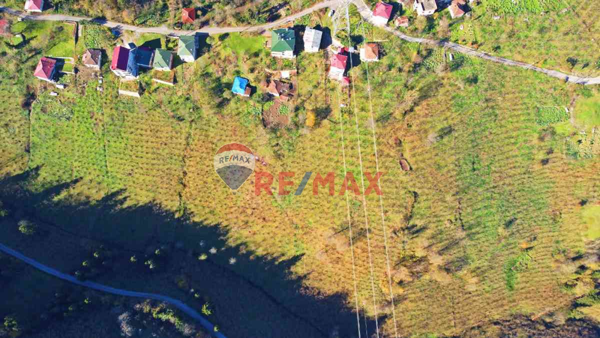 YEŞİLYURT MAHALLESİNDE İÇERİSİNDE EVİ OLAN ARAZİMİZ SATILIKTIR