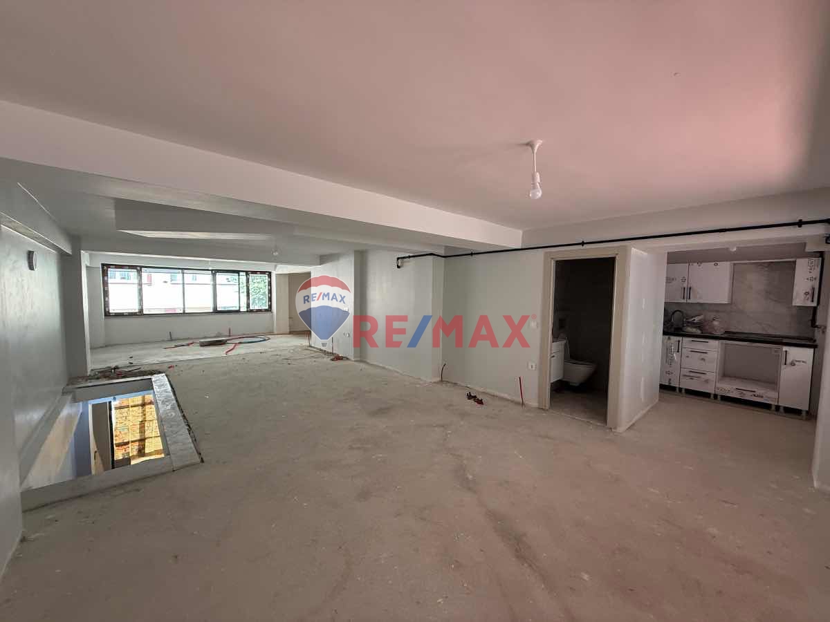 EMAAR AVM YAKINI,3 KATLI ,GENİŞ ,DÜZ GİRİŞ KİRALIK DÜKKAN..!!