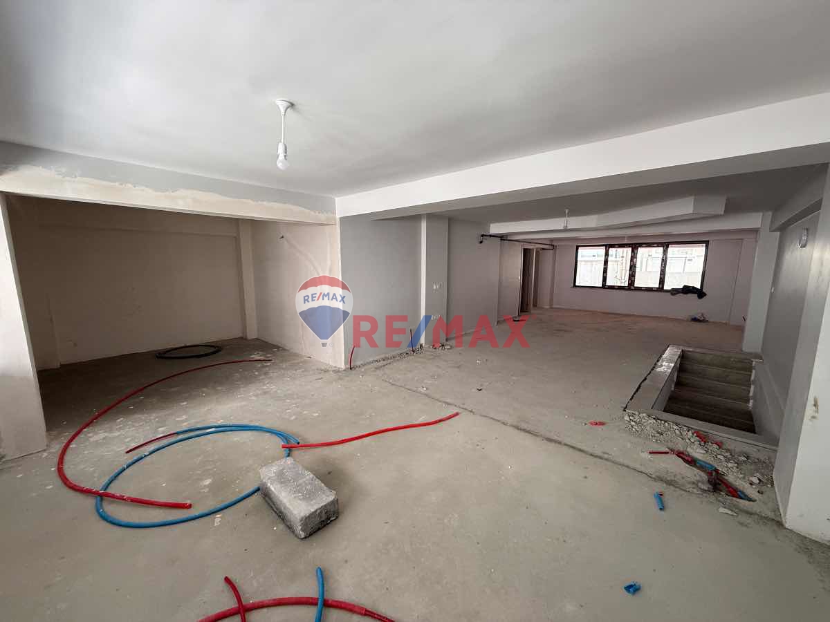 EMAAR AVM YAKINI,3 KATLI ,GENİŞ ,DÜZ GİRİŞ KİRALIK DÜKKAN..!!