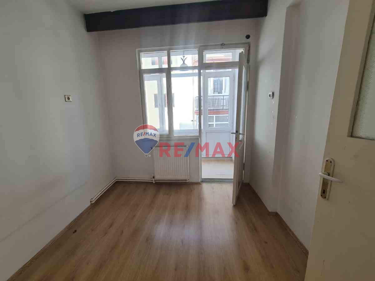 FATİH DEVLET HASTANESİ YANINDA ARA KAT DAİRE (KİRALIK)