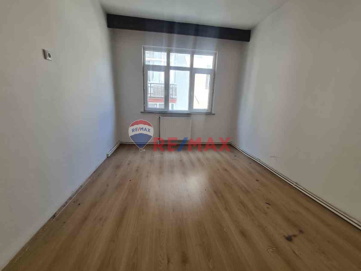 FATİH DEVLET HASTANESİ YANINDA ARA KAT DAİRE (KİRALIK)