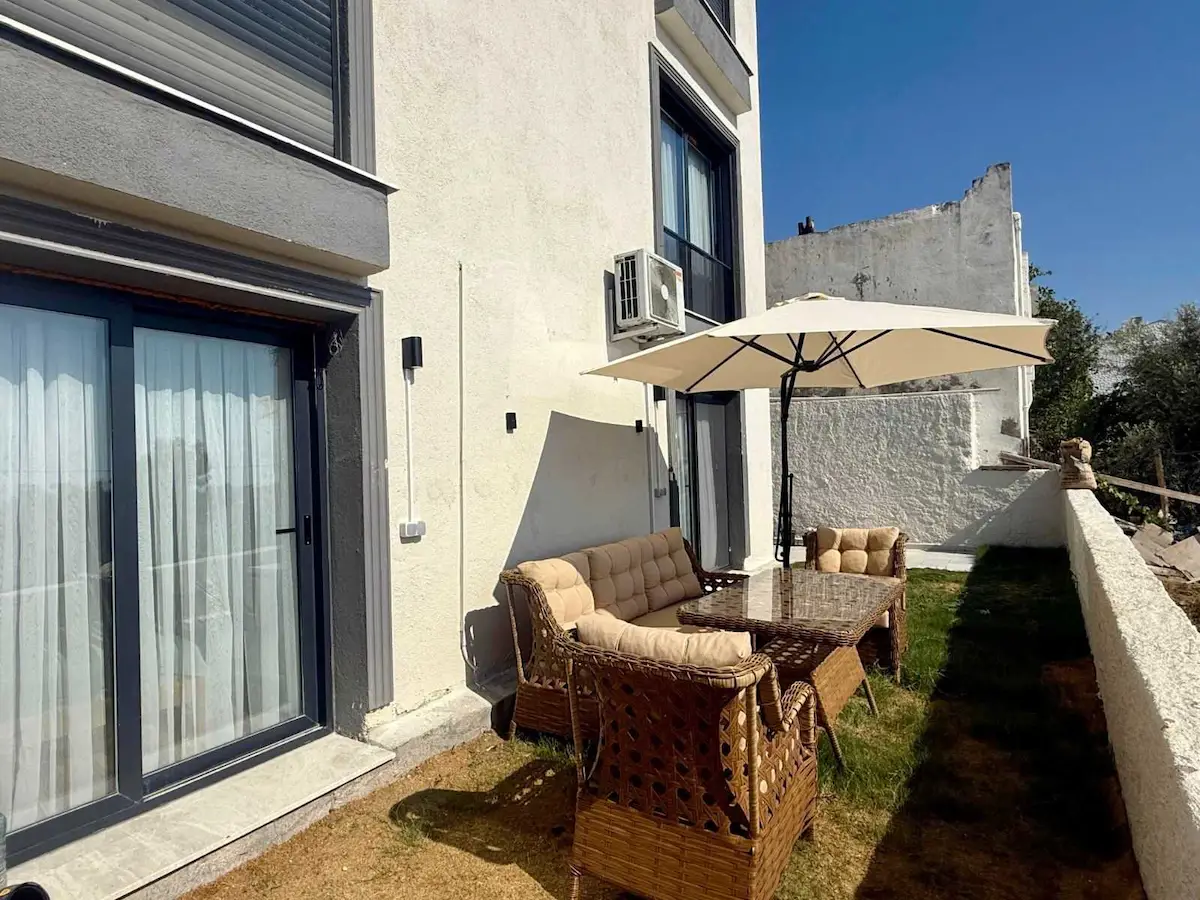 ÇEŞME OVACIK'TA HARİKA KONUMDA BAHÇELİ DUBLEX 3+1 DAİRE(TAKASA AÇIK)