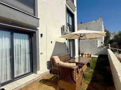 ÇEŞME OVACIK'TA HARİKA KONUMDA BAHÇELİ DUBLEX 3+1 DAİRE(TAKASA AÇIK)