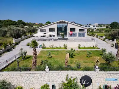 URLA AĞAÇLI YOLA YAKIN 5.150 M2 ARSA İÇERİSİNDE 900 M2 KAPALI ALANLI SATILIK TESİS..