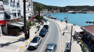 AYVALIK MERKEZDE DENİZ GÖREN SÜREKLİ ARAÇ & YAYA TRAFİĞİ KİRALIK