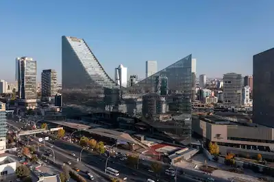 YDA CENTER'DA ESKİŞEHİR YOLU CEPHELİ ÖZEL TASARIM KİRALIK OFİS