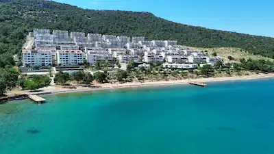 DOĞA İLE İÇ İÇE DENİZE SIFIR ÖZEL PLAJLI 2+1 DAİRE