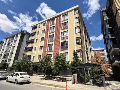 HÜRRIYET MAHALLESI, FLORA 2 KONAKLARI KİRALIK 3+1 DAIRE.