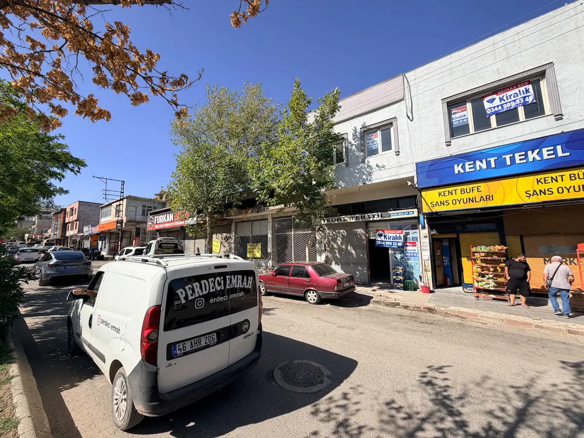 DIŞ HASTANESI KAVŞAĞINDA ANA BULVARDA KIRALIK 50 M2 DÜKKAN