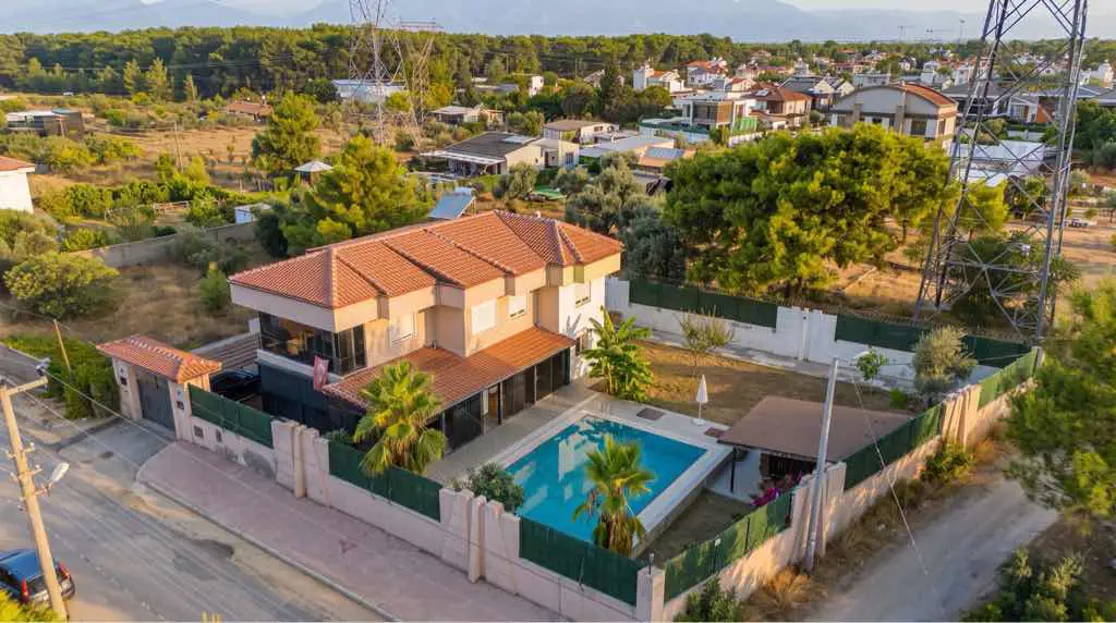 DUACI’DA 864 M² ARSA İÇERİSİNDE İSKANLI 6 +1 VİLLA
