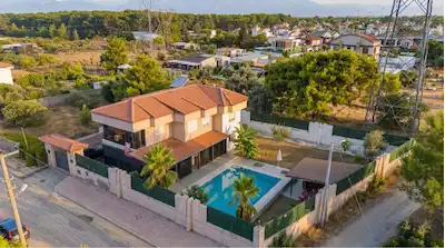 DUACI’DA 864 M² ARSA İÇERİSİNDE İSKANLI 6 +1 VİLLA