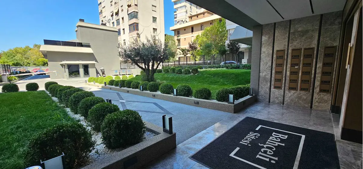 FENERBAHÇE KALAMIŞ BAHÇELI SITESINDE GÜVENLIKLI ÇIFT OTOPARKLI
