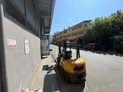 TOPÇULAR'DA CADDEYE 100 M APEK ÜRETMENDE 90 M2 KİRALIK DÜKKAN