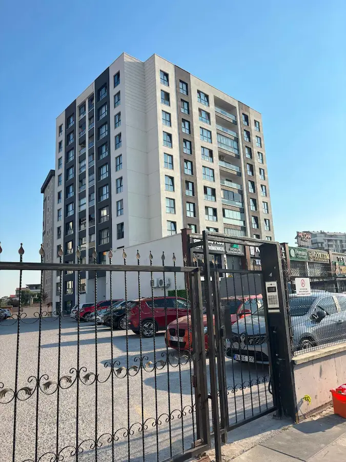 MEYDAN CADDE 'DE  METROYA YÜRÜME MESAFESINDE 2+1 KIRALIK DAIRE