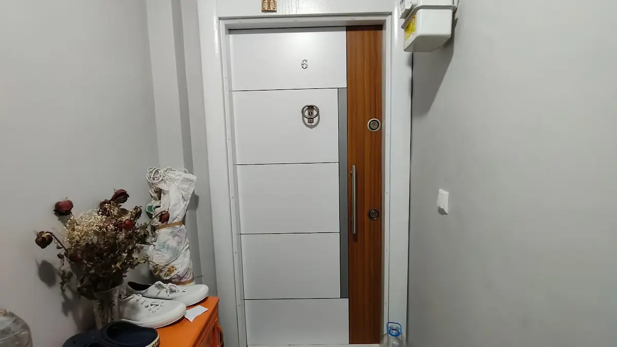 ÇAYIROVA YENİ MAH.DE 2+1 ARA KAT MÜLKİYETLSATILIK DAİRE