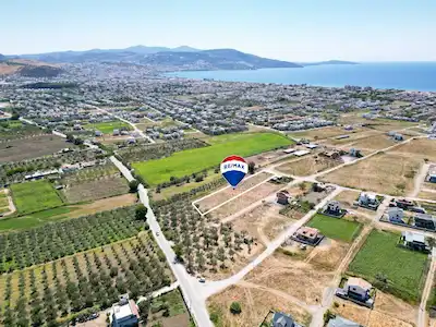 DİKİLİ CUMHURİYET MAHALLESİNDE 7 TANE AYRIK NİZAM YAPILAN VİLLA İMARLI SATILIK ARSA