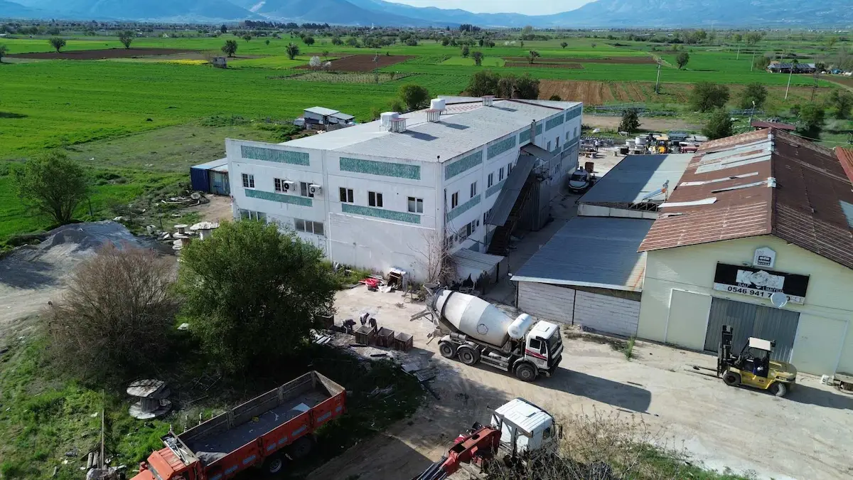 ACIPAYAM AŞAĞI MAH’DE KİRALIK 2 KATLI ÜRETİM TESİSİ | 767 M² NET KULLANIM, YÜK ASANSÖRLÜ