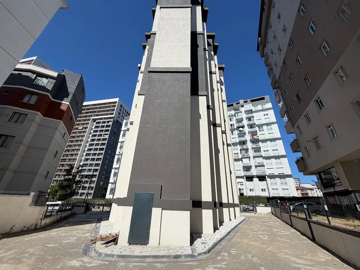 ROYAL GARDEN'A KOMŞU YENİ BİNA ARAKAT KLİMALI BALKONLU 3+1 DAİRE
