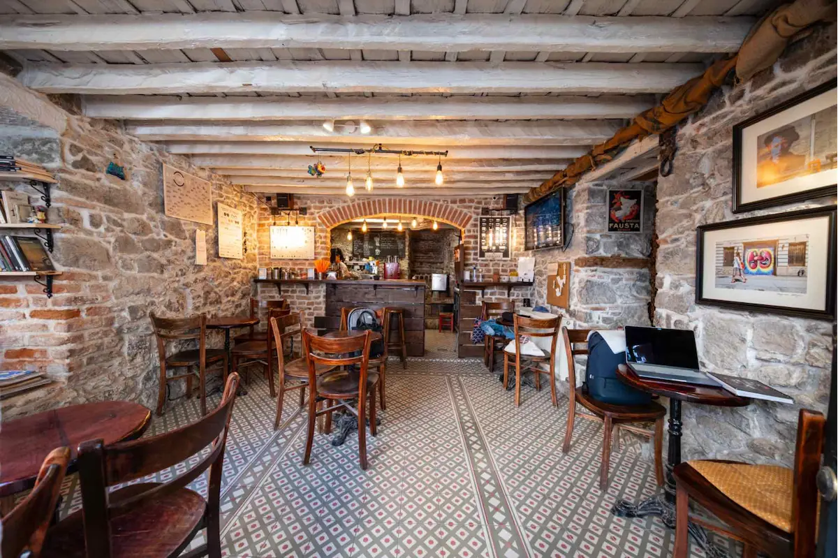 İZMIR KARATAŞ'TA SATILIK RUM EVI VE KIRKMERDIVEN CAFE 3