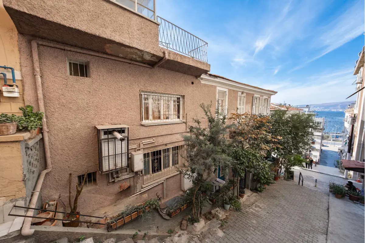 İZMIR KARATAŞ'TA SATILIK RUM EVI VE KIRKMERDIVEN CAFE 2