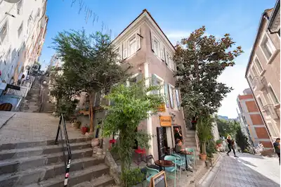 İZMIR KARATAŞ'TA SATILIK RUM EVI VE KIRKMERDIVEN CAFE