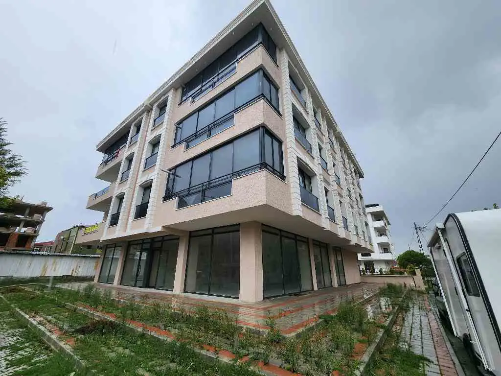 KUMBURGAZ'DA CADDE ÜZERİ 180 M2 GENİŞ VİTRİNLİ KİRALIK DÜKKAN