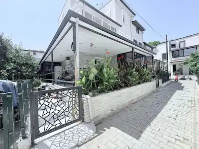 KARAOVA AKTUR SİTESİ'NDE DENİZE YAKIN 4+1 BAKIMLI TRİPLEKS VİLLA