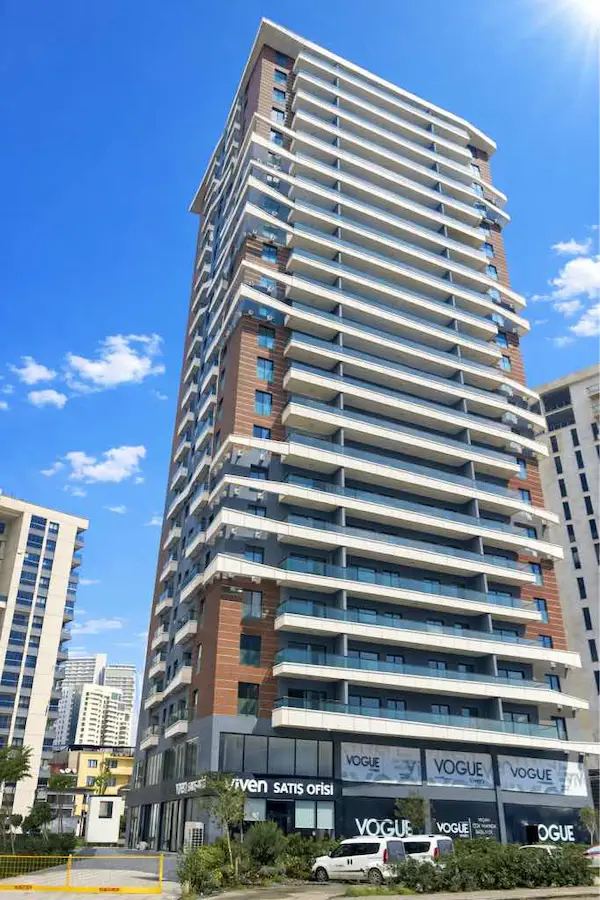 BORNOVA’DA 15. KAT 2+1 KİRALIK DAİRE | 2025 YAPIM, BALKONLU, VRV ISITMA