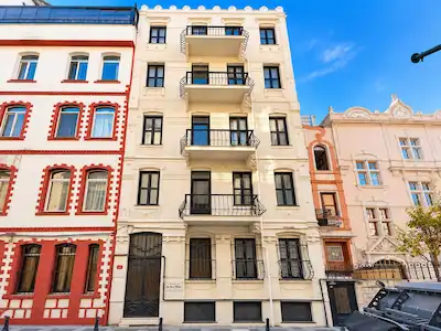 YELDEĞİRMENİ İSKELE SOKAK’TA HAYDARPAŞA VE DENİZ MANZARALI 140 M² KİRALIK OFİS
